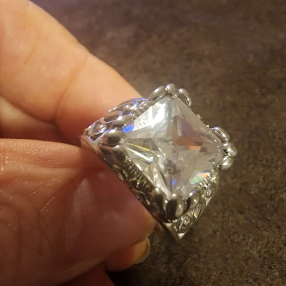 Elegant Silpada Up Town Ring with Clear Gemstone - Picture 3 of 8